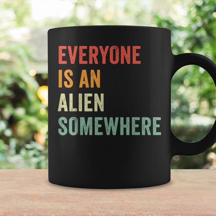 Everyone Is An Alien Somewhere Tassen Geschenkideen