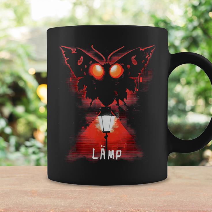 Mothman Moth Lamp Weirdcore Oddly Specific Meme Tassen Geschenkideen