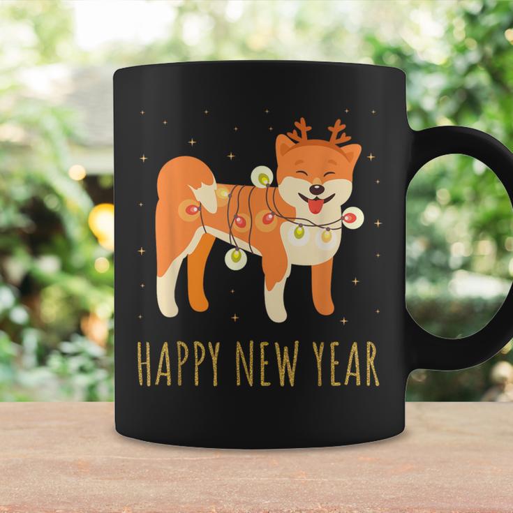 Happy Shiba Dog Celebrates New Year's Eve In Christmas Lights Tassen Geschenkideen