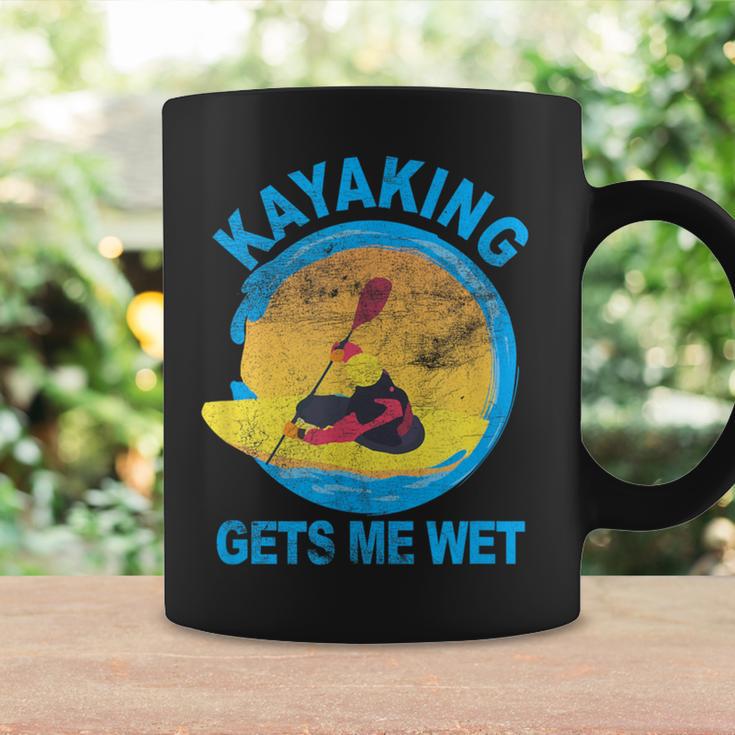 Kayaking Gets Me Wet Tassen Geschenkideen