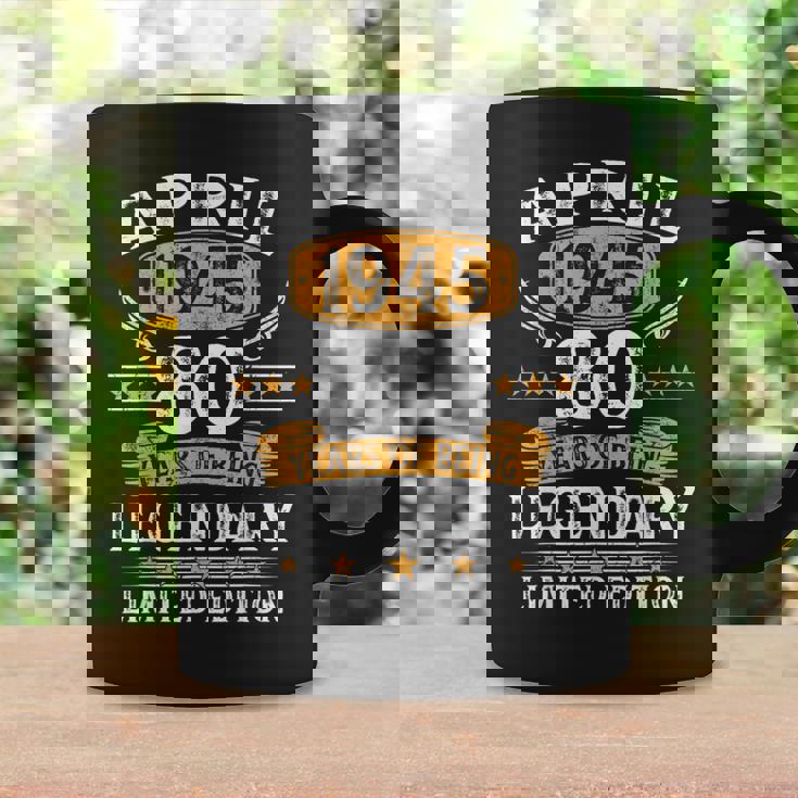 Nacido En 1945 80 Cumpleaños Hombre Abril 1945 80 Años Taza de café Ideas de regalos