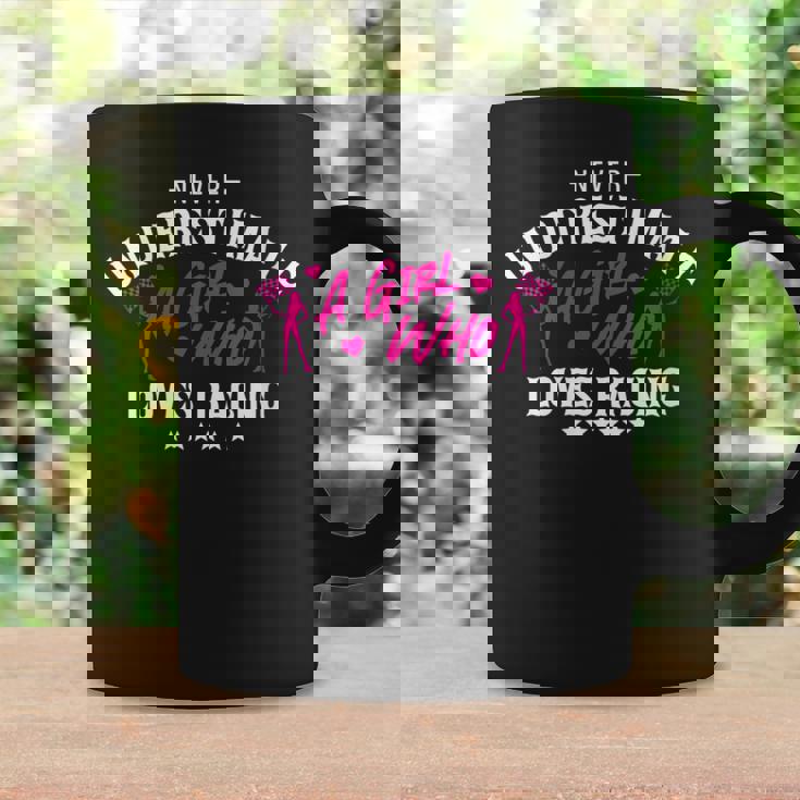 Ne Sous-Estimez Jamais Une Fille Qui Aime La Course Dirt Track Racer Tasse Idées cadeaux
