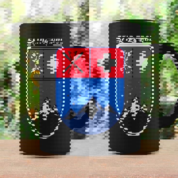 Snow Ski Patrol Skies Poles Cross Mountain Range Taza de café Ideas de regalos
