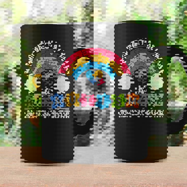 Un Gran Pedazo De Mi Corazón Tiene Autismo Y Él Es Mi Hermano Taza de café Ideas de regalos