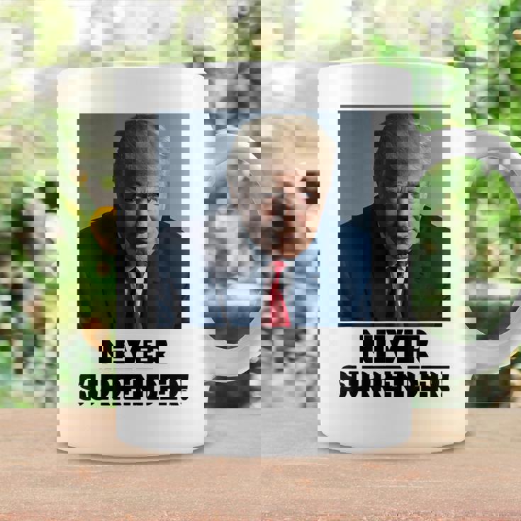 Nunca Entregues Las Elecciones Presidenciales De Trump 2024 Taza de café Ideas de regalos