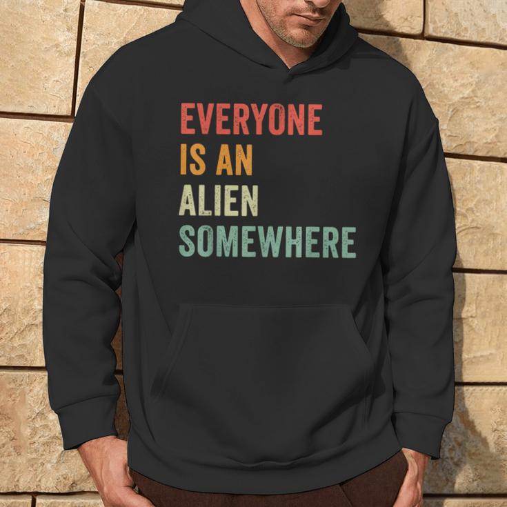 Everyone Is An Alien Somewhere Kapuzenpullover Lebensstil