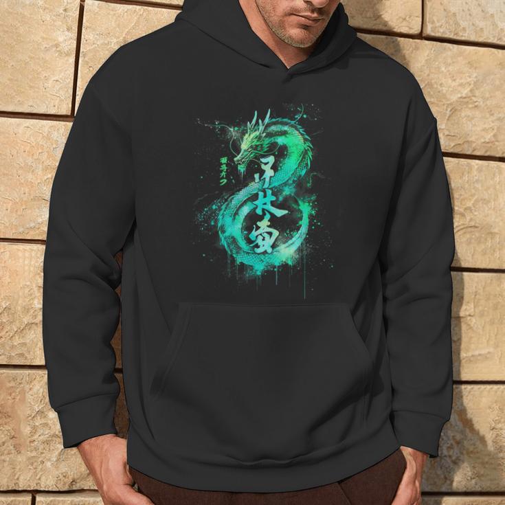 Green Flying Japanese Dragon With Kanji Lettering Kapuzenpullover Lebensstil