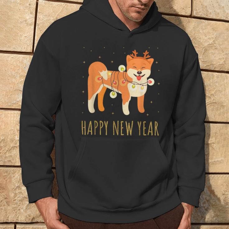 Happy Shiba Dog Celebrates New Year's Eve In Christmas Lights Kapuzenpullover Lebensstil