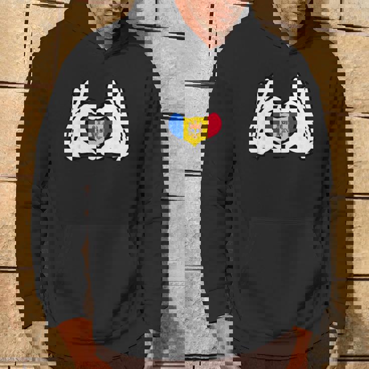 Manos De Dibujos Animados Formando Corazón Bandera Moldavia Sudadera Estilo de vida