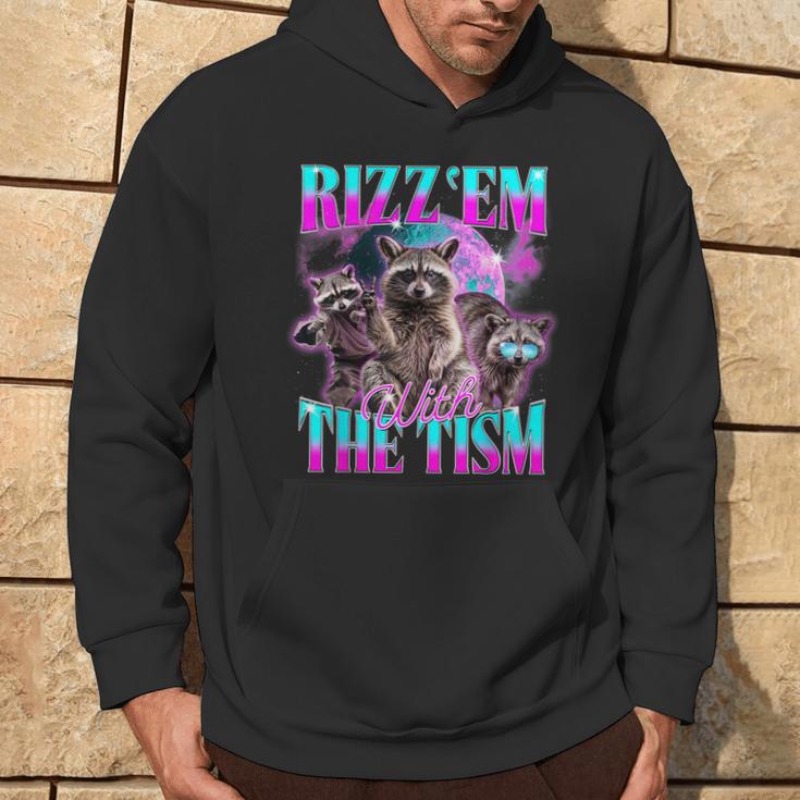 Rizz Em With The Tism Retrointage Raccoon Meme Kapuzenpullover Lebensstil