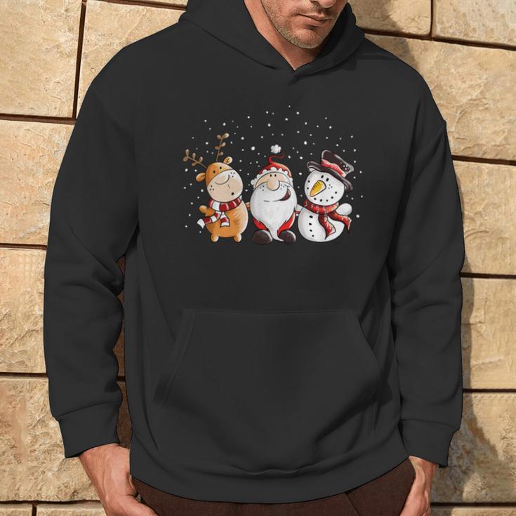 Santa Claus Reindeer And Snowman In The Snow I Christmas Kapuzenpullover Lebensstil