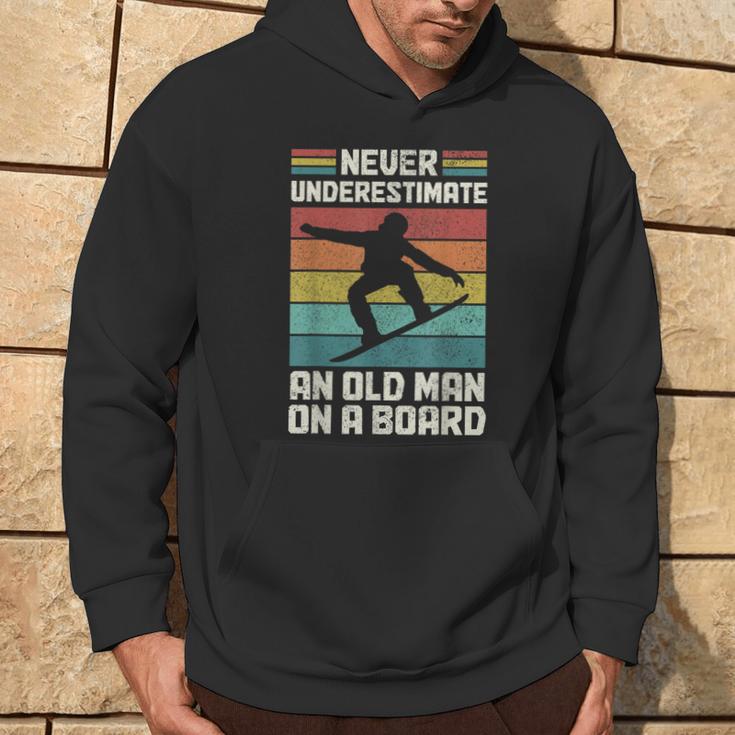 Never Underestimate An Old Man On A Snowboard intage Kapuzenpullover Lebensstil