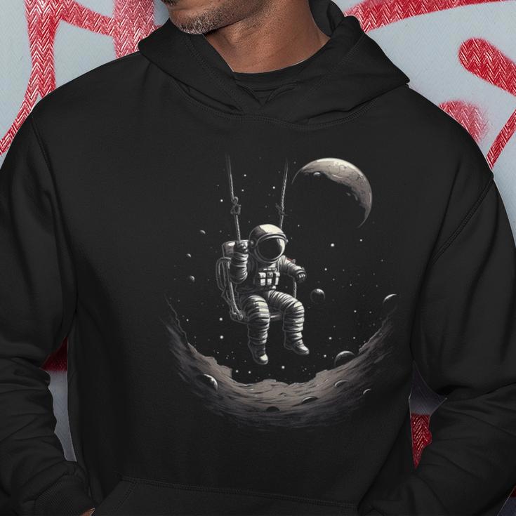 Astronaut Sitting On A Swing In Space Stars Moon Kapuzenpullover Lustige Geschenke