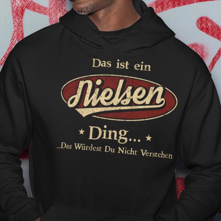 Das Ist Ein Nielsen Ding Das Würdest Du Nicht Verstehen Nielsen Name Kapuzenpullover Lustige Geschenke