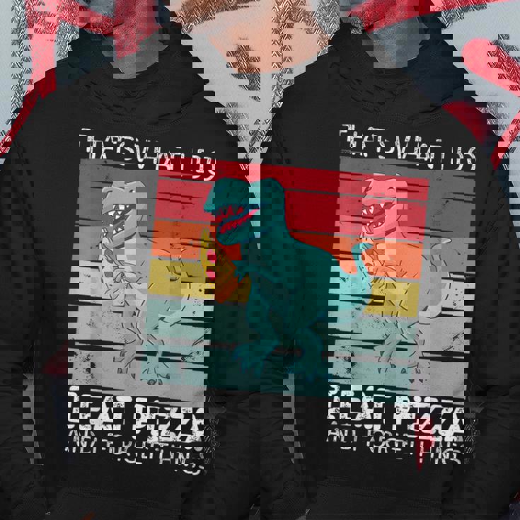 Dinosaurio Retro Con Texto En Inglés Thats What I Do I Eat Pizza And Forget Things Sudadera Regalos divertidos