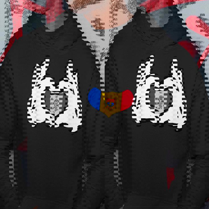 Manos De Dibujos Animados Formando Corazón Bandera Moldavia Sudadera Regalos divertidos