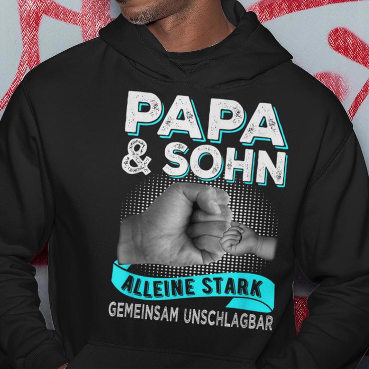 Papa Und Sohn Alleine Stark Gemeinsam Unschlagbar Father's Day Kapuzenpullover Lustige Geschenke