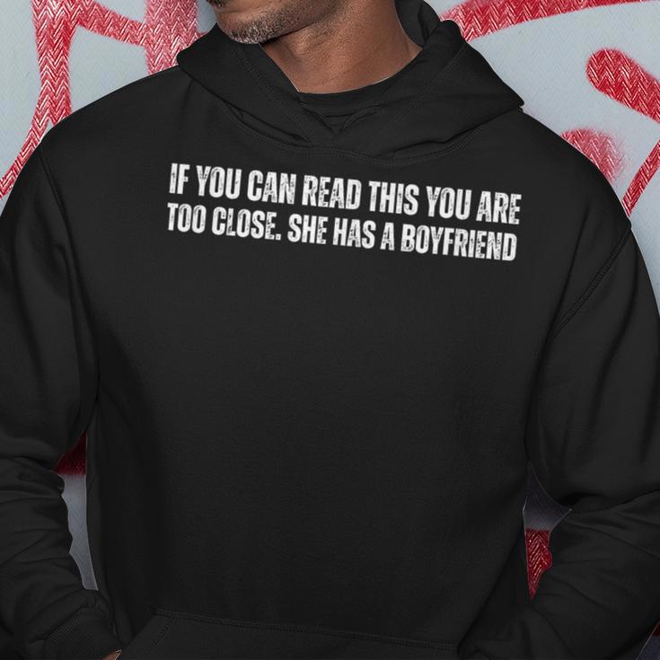 If You Can Read This You Are Too Close She Has A Boyfriend Kapuzenpullover Lustige Geschenke