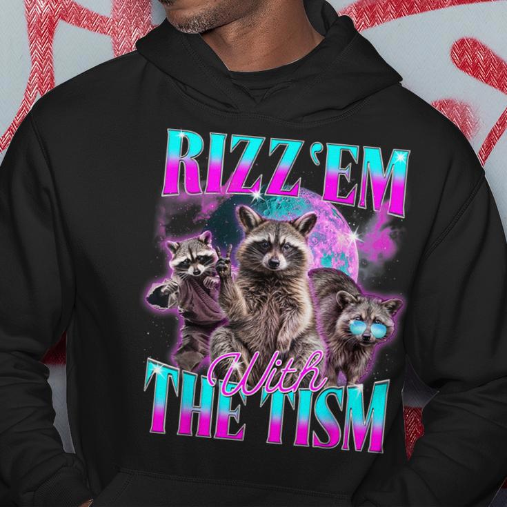 Rizz Em With The Tism Retrointage Raccoon Meme Kapuzenpullover Lustige Geschenke