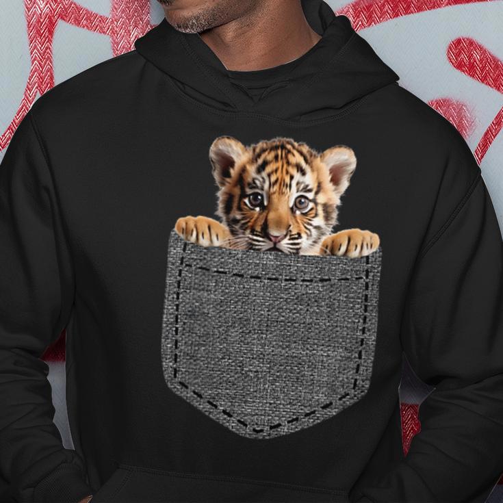 Tiger In Chest Pocket Kapuzenpullover Lustige Geschenke