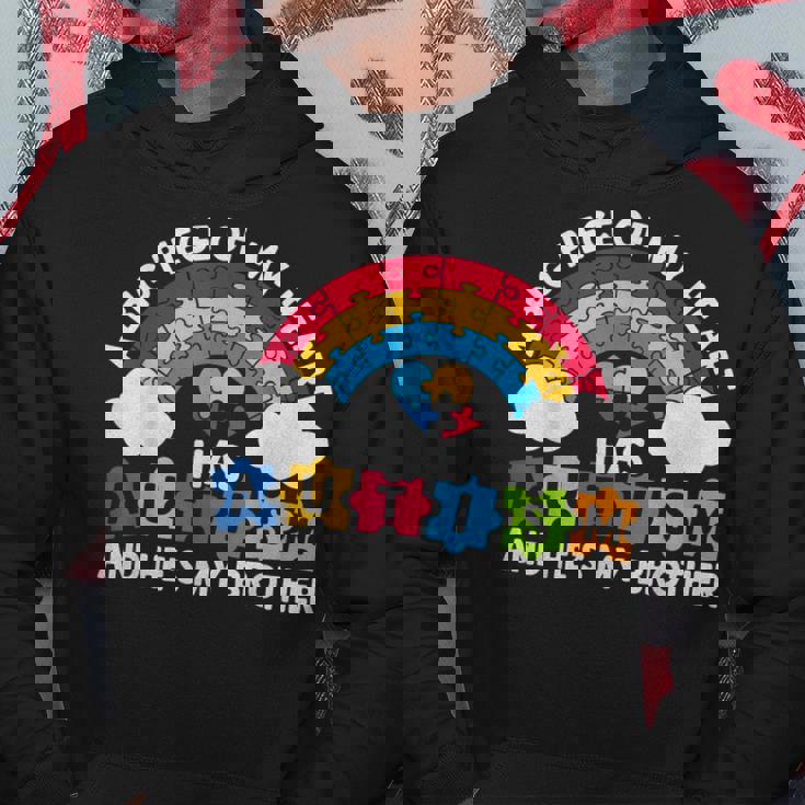 Un Gran Pedazo De Mi Corazón Tiene Autismo Y Él Es Mi Hermano Sudadera Regalos divertidos