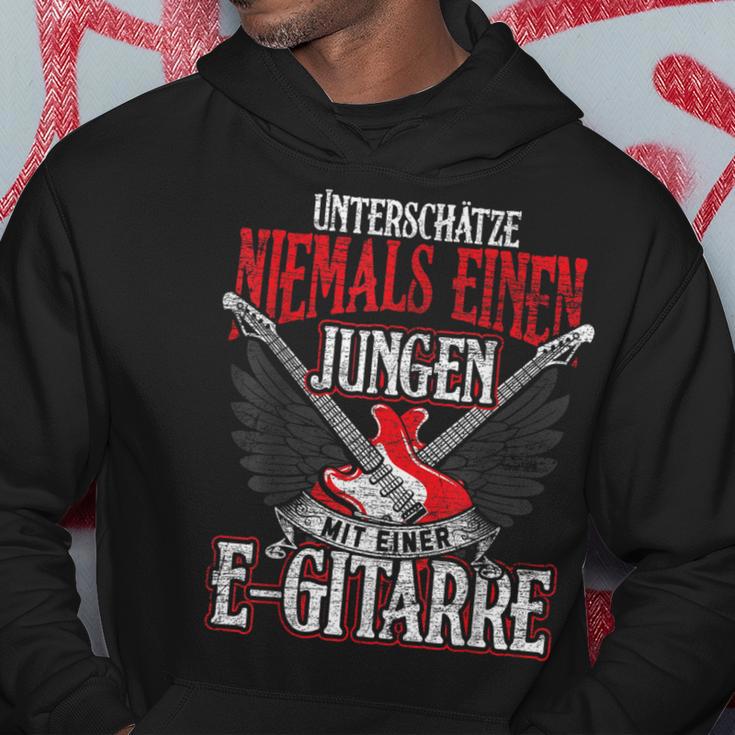 Underestimate A Boy With An Electric Guitar Kapuzenpullover Lustige Geschenke