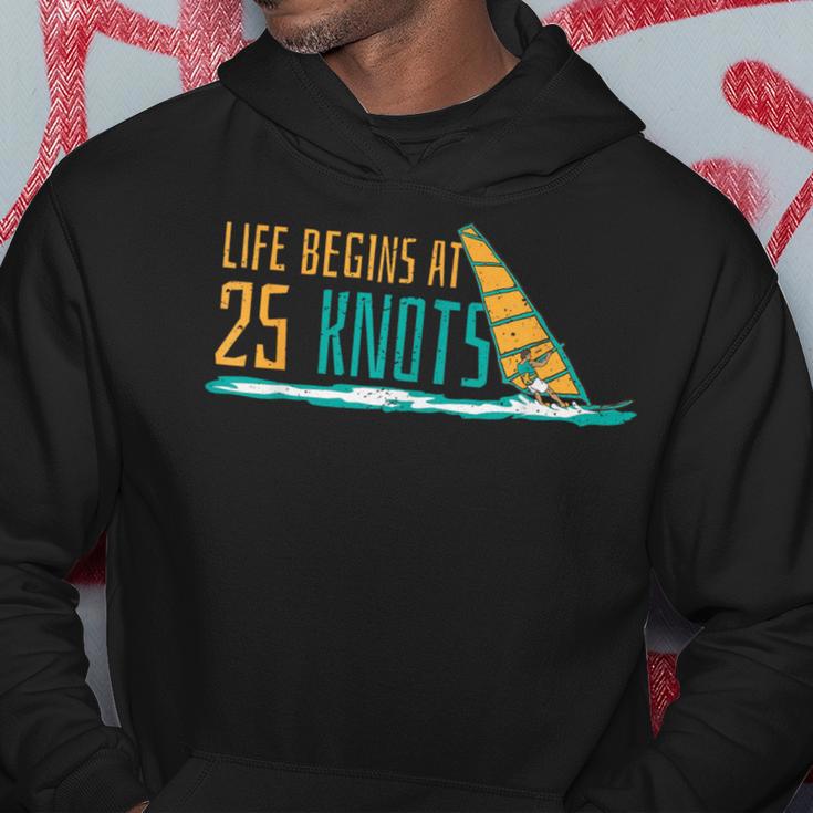 Windsurfing Life Begins At 25 Knot Surfer Saying Kapuzenpullover Lustige Geschenke