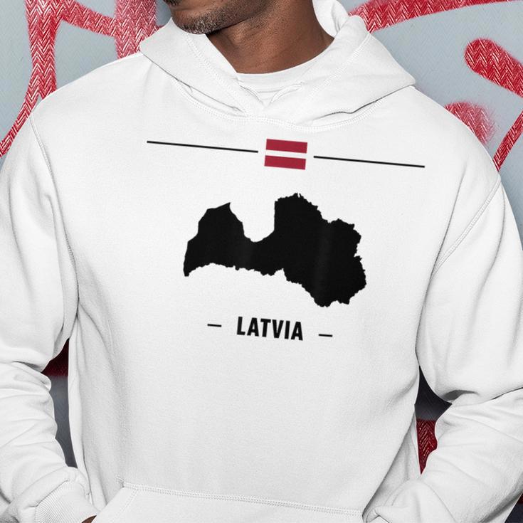 Lettische Flagge Mit Landkarte Und Name Des Landes Lettland Kapuzenpullover Lustige Geschenke