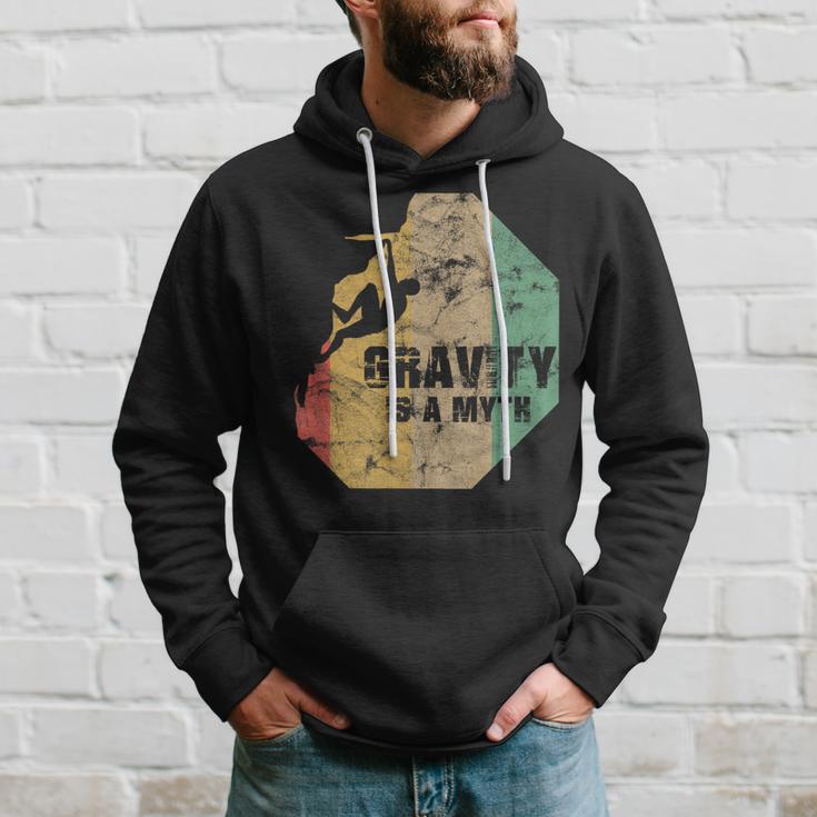 Bouldering Climbing Fun Gravity Is A Myth Kapuzenpullover Geschenke für Ihn