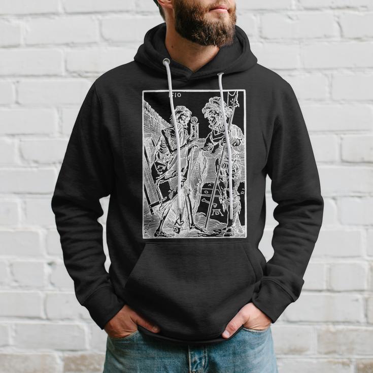 The Death And The Landsknecht By Albrecht Durer 1510 Kapuzenpullover Geschenke für Ihn