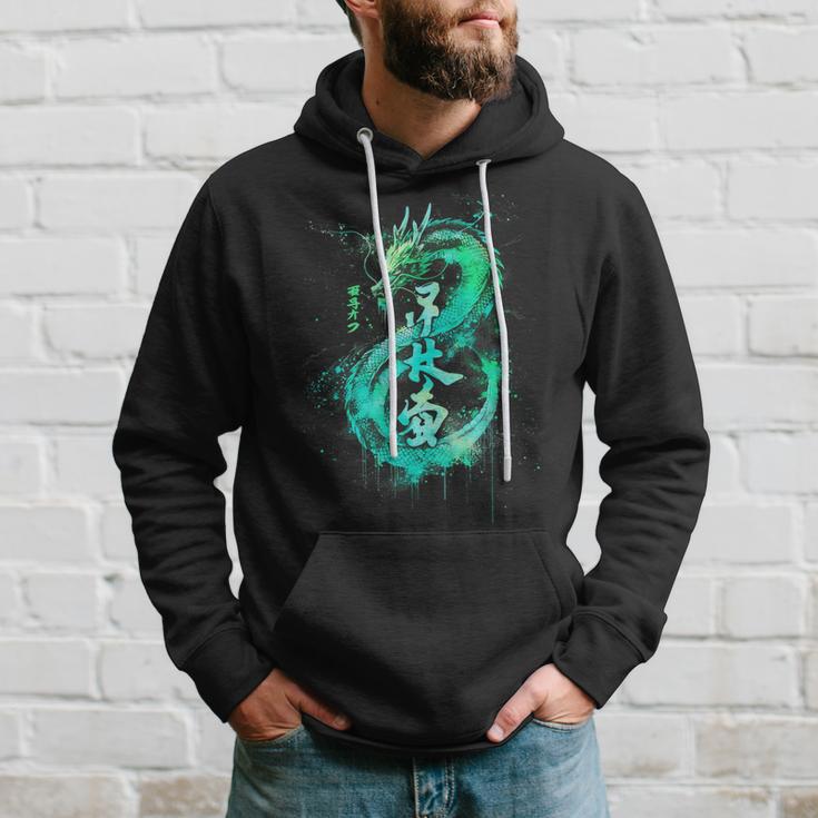 Green Flying Japanese Dragon With Kanji Lettering Kapuzenpullover Geschenke für Ihn