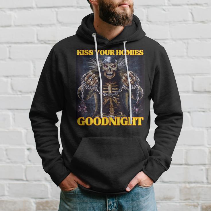 Kiss Your Homies Goodnight Cringe Hard Skeleton Meme Kapuzenpullover Geschenke für Ihn