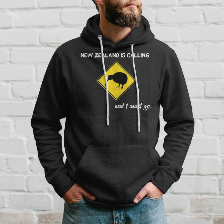 New Zealand Is Calling New Zealand Kiwi Backpacker Kapuzenpullover Geschenke für Ihn