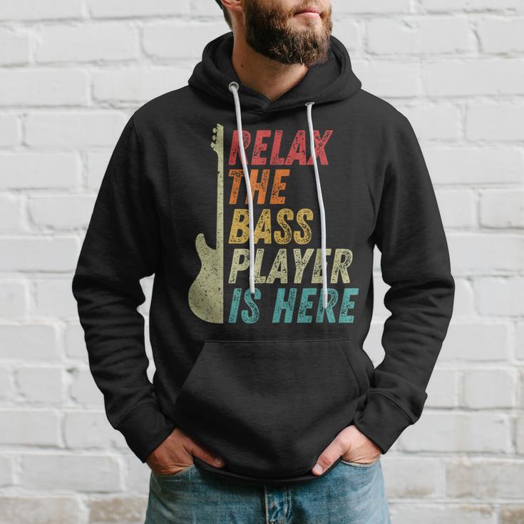 Relax The Bass Player Is Here Bass Guitar Bassist Kapuzenpullover Geschenke für Ihn