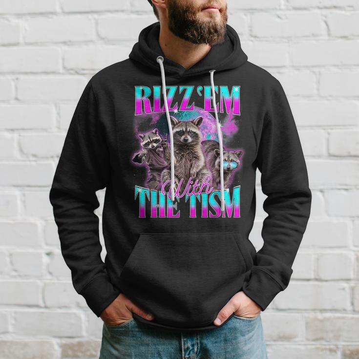 Rizz Em With The Tism Retrointage Raccoon Meme Kapuzenpullover Geschenke für Ihn