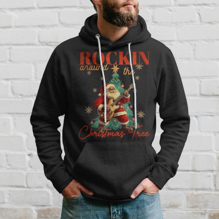 Rocking Around The Christmas Tree Santa Rock And Roll Guitar Kapuzenpullover Geschenke für Ihn