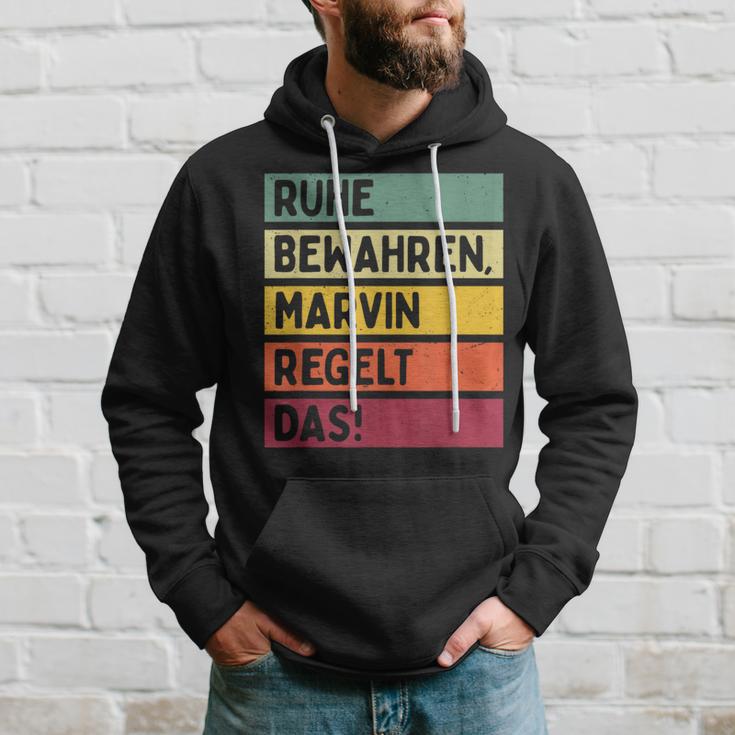 Ruhe Bewahren Marvin Regelt Das Spruch In Retro Farben Kapuzenpullover Geschenke für Ihn