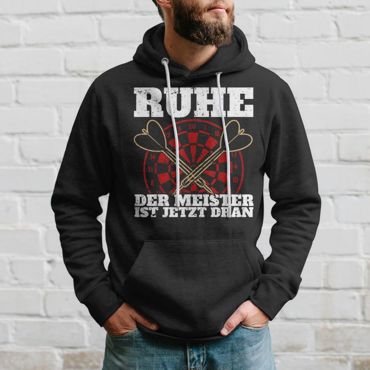 With Ruhe Der Meister Ist Dran Dart Player Kapuzenpullover Geschenke für Ihn