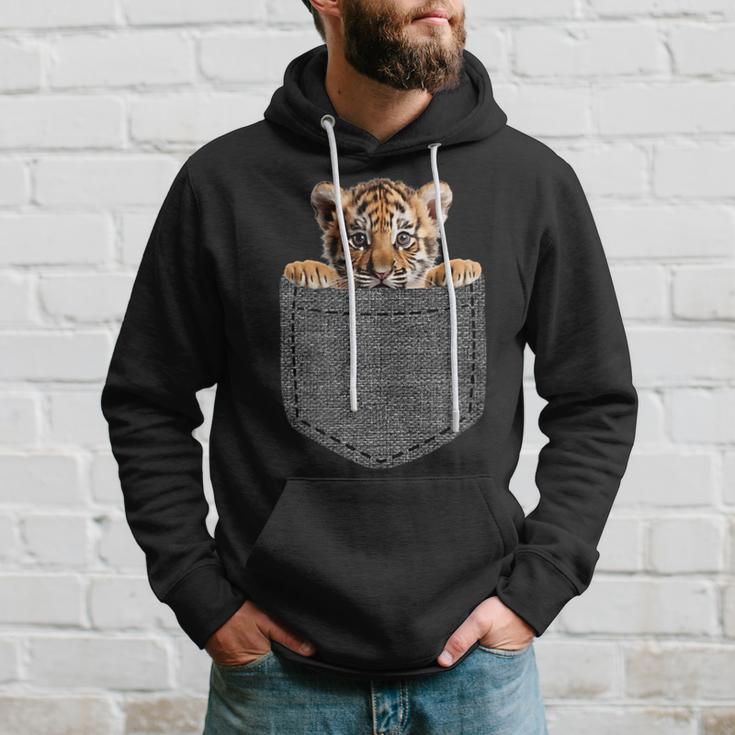 Tiger In Chest Pocket Kapuzenpullover Geschenke für Ihn