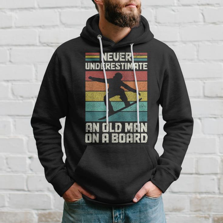 Never Underestimate An Old Man On A Snowboard intage Kapuzenpullover Geschenke für Ihn