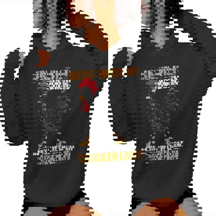 Métete Con Mis Pollos Y Conocerás A La Señora Crazy Chicken Sudadera con capucha para mujer