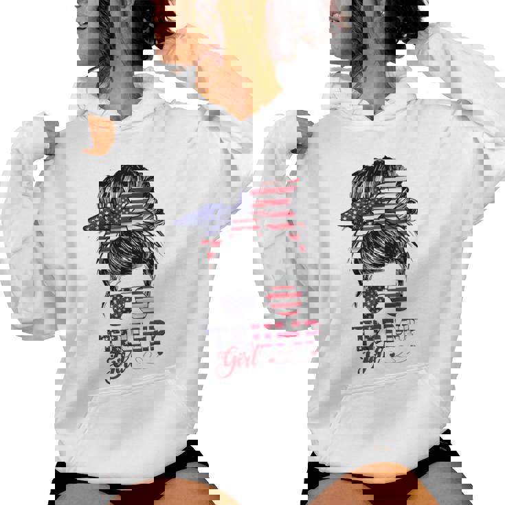 Trump Girl No Apologies Messy Bun Trump 2024 Bandera Estadounidense Sudadera con capucha para mujer