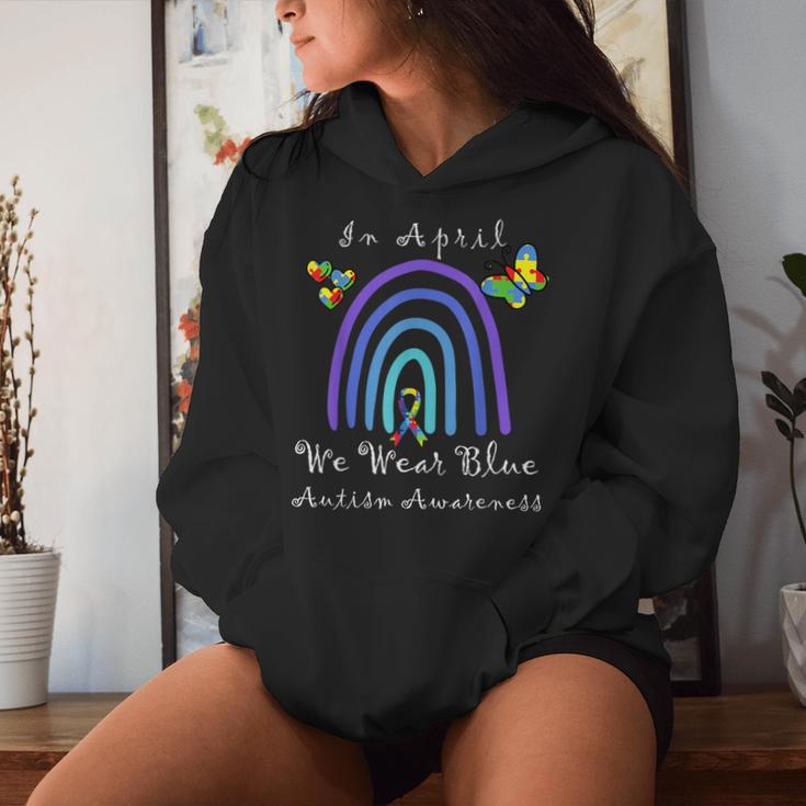 Autism In April We Wear Blue Autism Rainbow Awareness Month Sudadera con capucha para mujer Regalos para ella