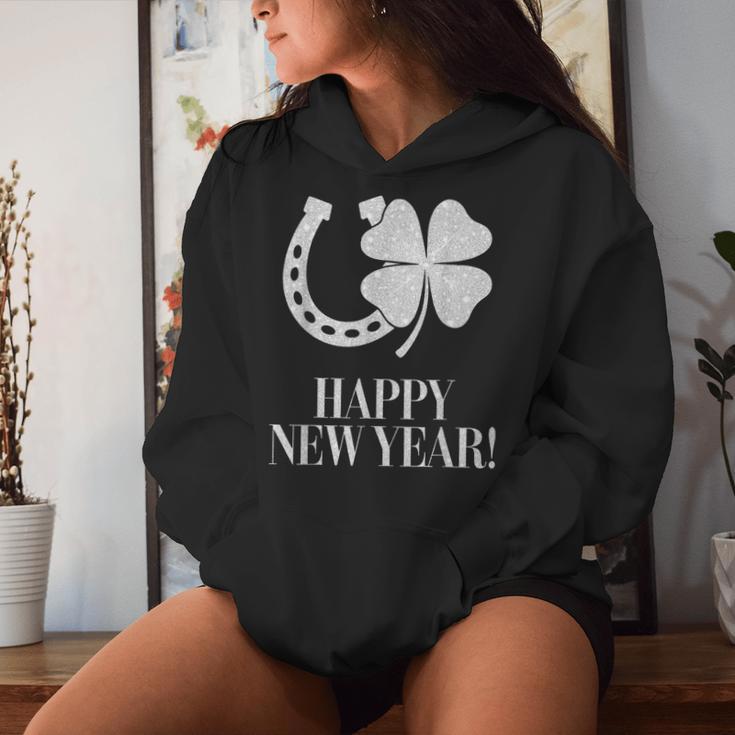 New Year's Eve Outfit Happy New Year Clover Horseshoe Lucky Kapuzenpullover für Damen Geschenke für Sie