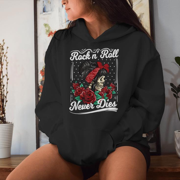 Rock N Roll Never Dies Rockabilly Girl Skull Tattoo Pin-Up Kapuzenpullover für Damen Geschenke für Sie