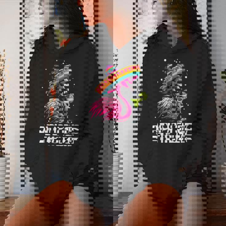 Women's And Up Goes The Luzie Flamingo Party Dancing Slogan With-Neck Kapuzenpullover für Damen Geschenke für Sie