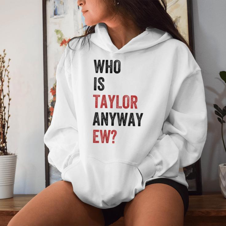 Who Is Taylor Ew Girl Taylor First Name Groovy 80'S Kapuzenpullover für Damen Geschenke für Sie