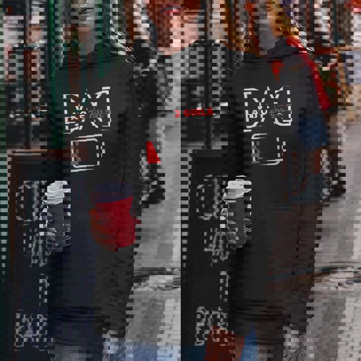 Dad Of 2 Girls Low Battery Father’S Day Girls Dad Sudadera con capucha para mujer Regalos divertidos