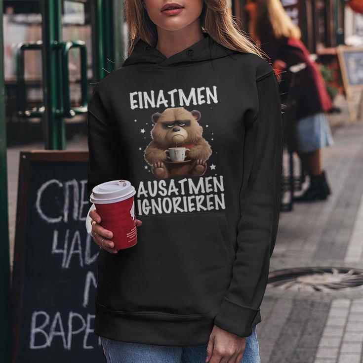 Einatmen Ausatmen Ausatmen Ignoring Bear Coffee Annoyed Kapuzenpullover für Damen Lustige Geschenke