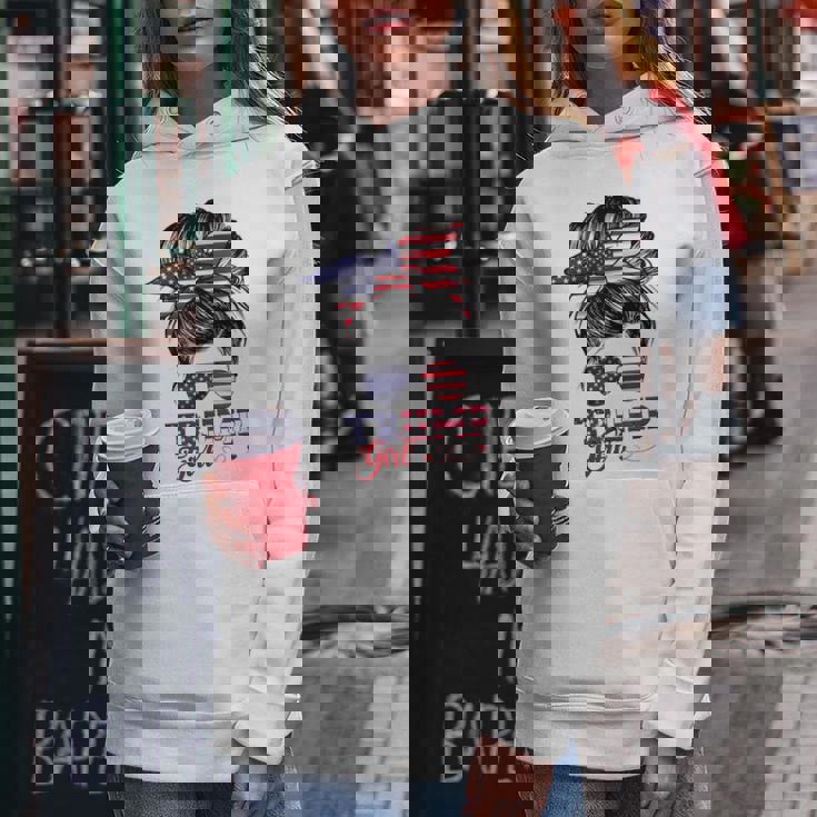 Trump Girl No Apologies Messy Bun Trump 2024 Bandera Estadounidense Sudadera con capucha para mujer Regalos divertidos
